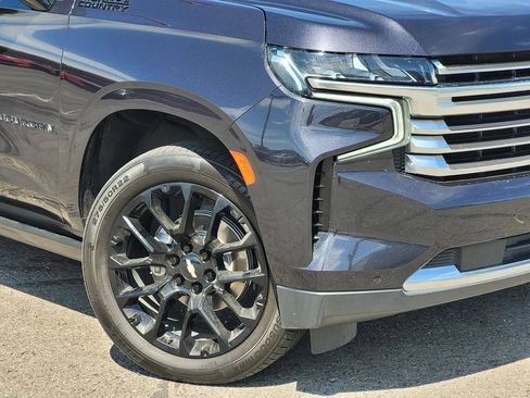 Used 2022 Chevrolet Suburban High Country w/ Premium Package 2 AWD/4WD image 9