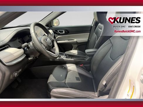 Used 2025 Jeep Compass Limited AWD/4WD image 22