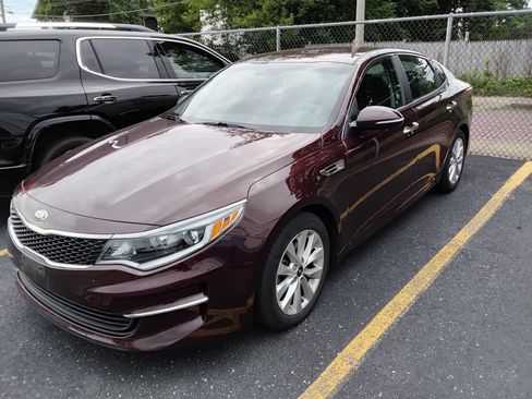 Used 2018 Kia Optima LX w/ 17" Alloy Wheels Package FWD image 2