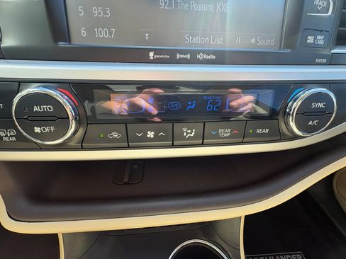 Used 2016 Toyota Highlander XLE FWD image 13