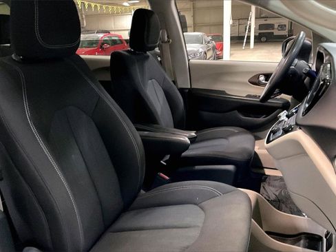 Used 2024 Chrysler Voyager LX image 7