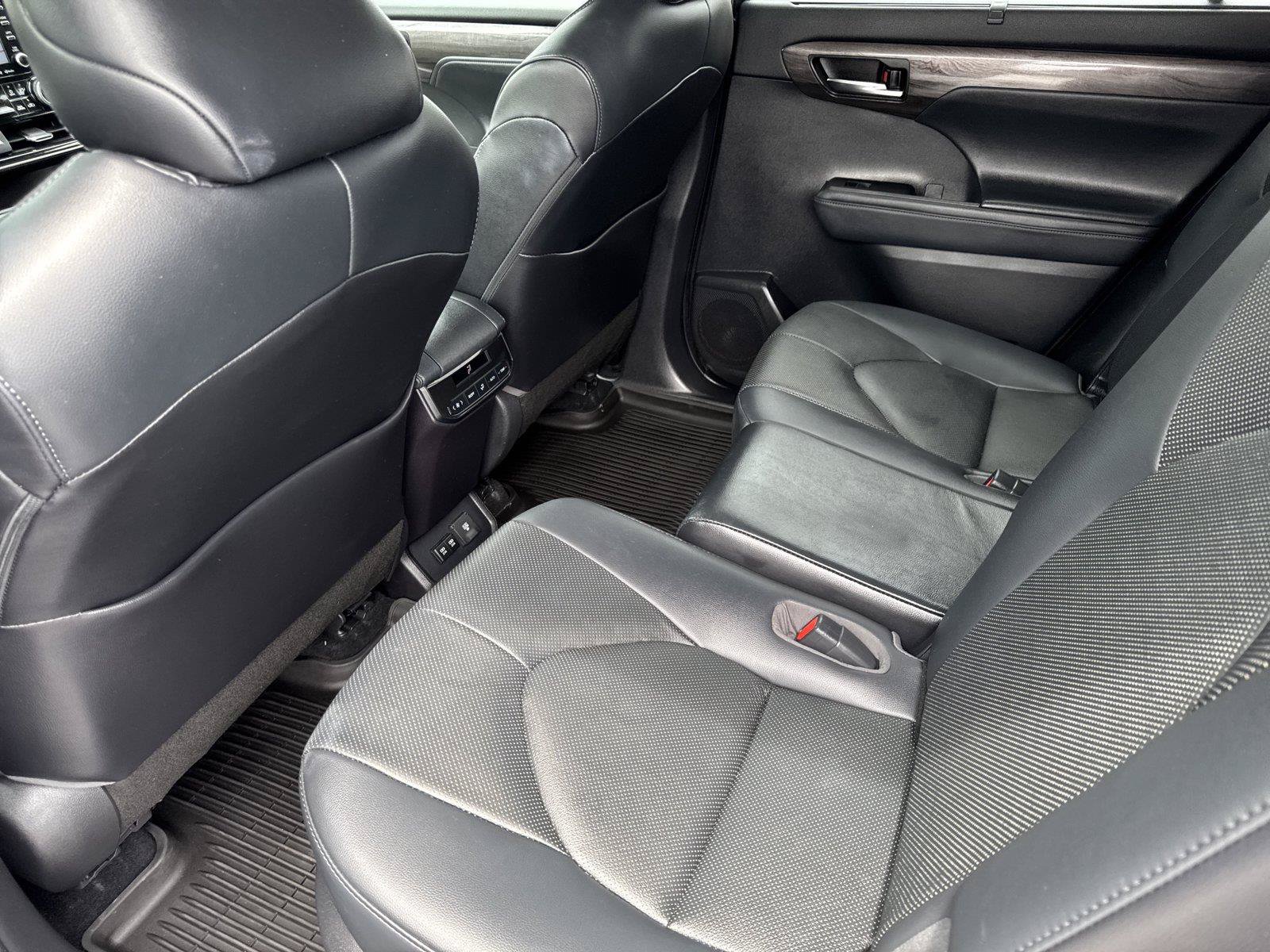 Used 2021 Toyota Highlander Limited FWD image 31
