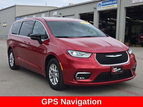 Used 2025 Chrysler Pacifica Select image 2