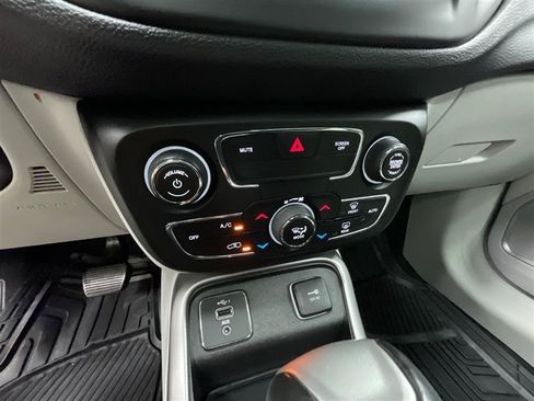 Used 2020 Jeep Compass Latitude FWD image 18