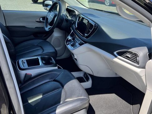 Used 2024 Chrysler Pacifica Touring-L image 6