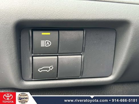 Used 2021 Toyota Highlander XLE AWD/4WD image 28