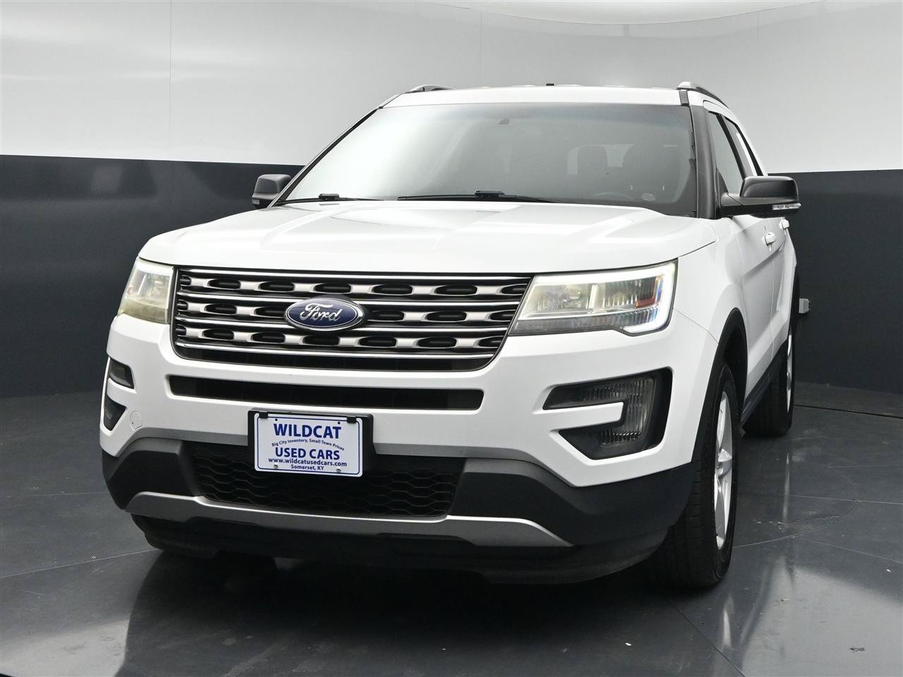 Used 2016 Ford Explorer XLT AWD/4WD image 2