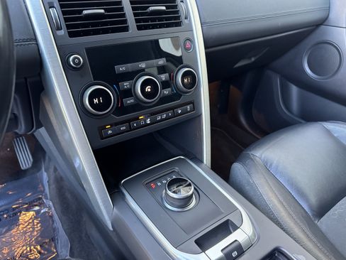 Used 2017 Land Rover Discovery Sport SE image 24