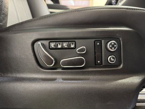 Used 2020 Bentley Bentayga V8 image 28
