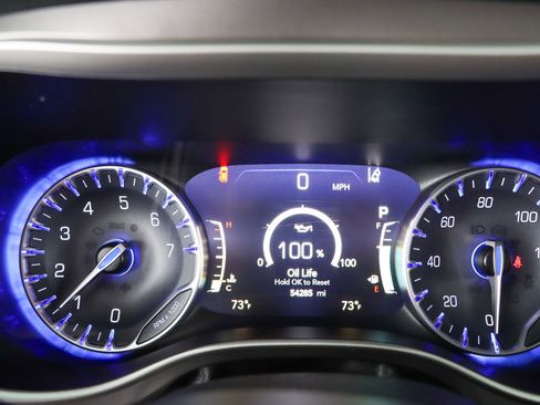 Used 2023 Chrysler Pacifica Touring-L FWD image 15