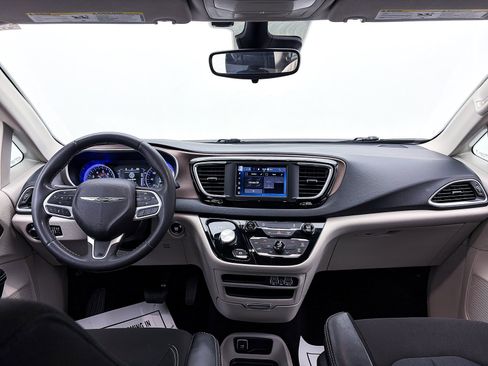 Used 2023 Chrysler Voyager LX image 25