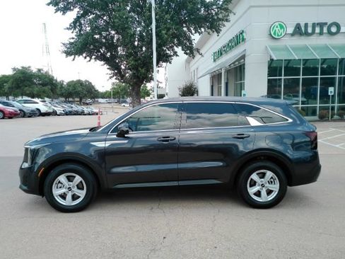 Used 2025 Kia Sorento LX FWD image 12