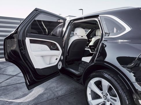 Used 2023 Bentley Bentayga Extended Wheelbase image 27