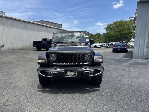 Used 2024 Jeep Gladiator Sport AWD/4WD image 2