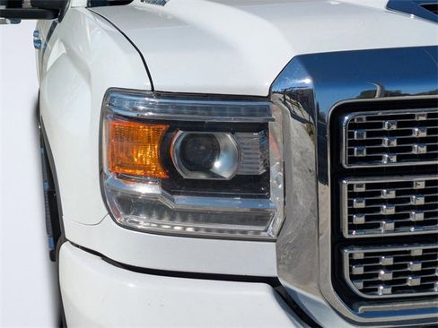 Used 2019 GMC Sierra 3500 Denali image 9