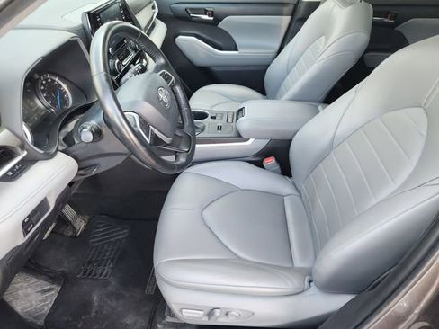 Used 2022 Toyota Highlander XLE image 10