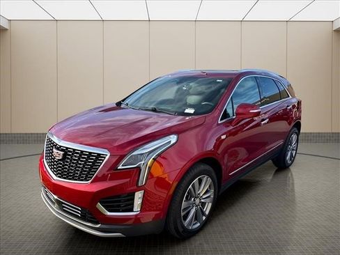 Used 2025 Cadillac XT5 Premium Luxury w/ Technology Package AWD/4WD image 2