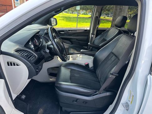 Used 2019 Dodge Grand Caravan SXT FWD image 11