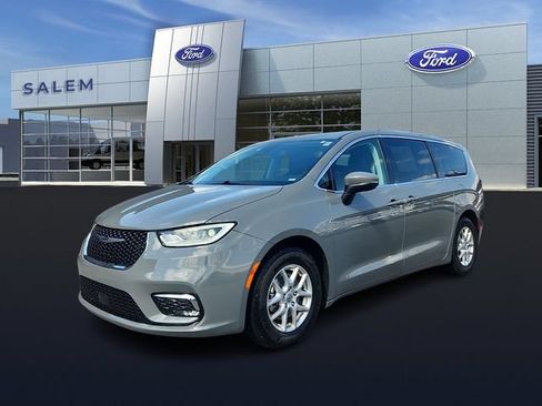 Used 2023 Chrysler Pacifica Touring-L FWD image 6