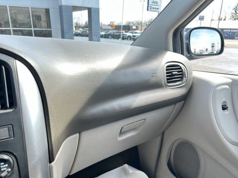 Used 2006 Chrysler Town & Country Touring image 39