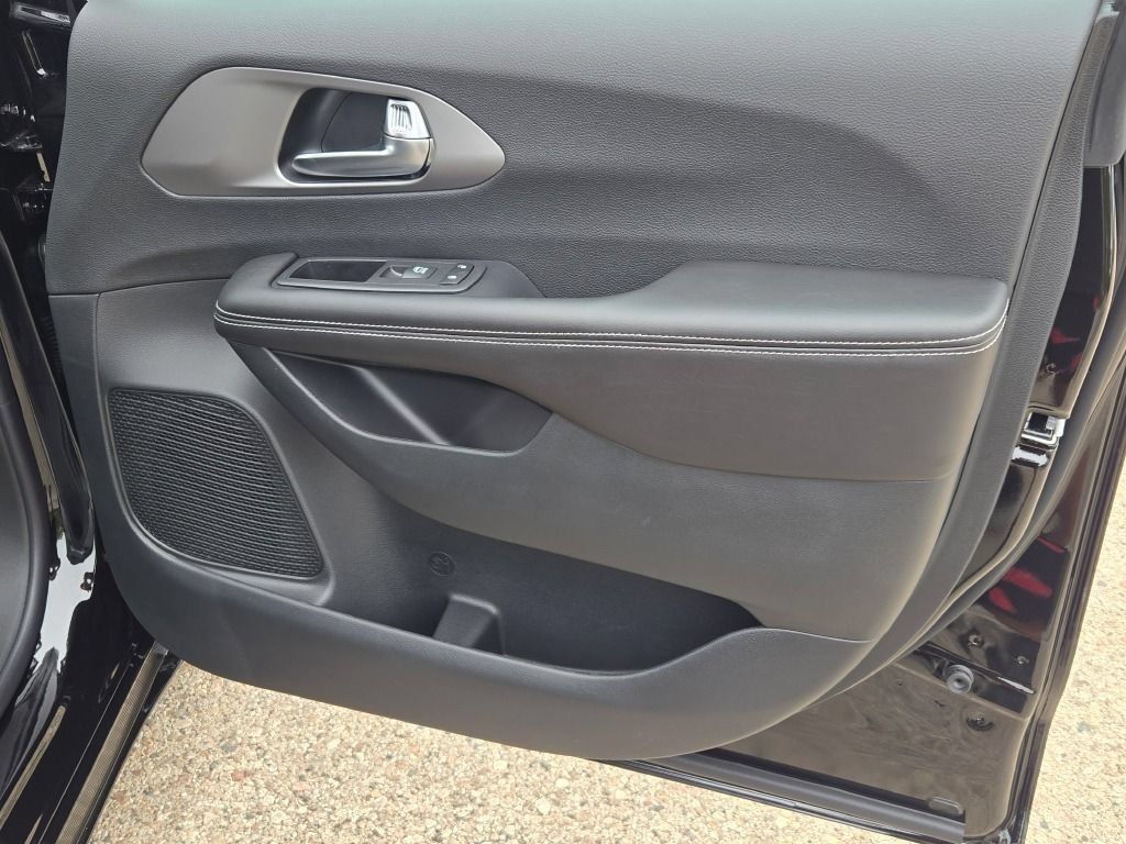 New 2027 Chrysler Pacifica Select FWD image 8