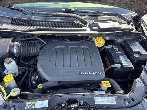 Used 2016 Chrysler Town & Country Touring-L w/ Driver Convenience Group image 10