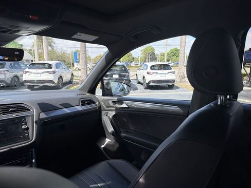 Used 2022 Volkswagen Tiguan SE R-Line image 3