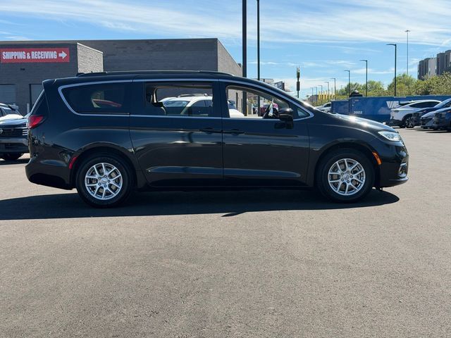 Used 2022 Chrysler Pacifica Touring-L FWD image 7