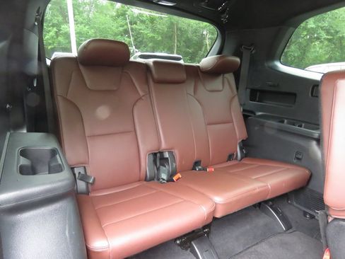 Used 2023 Kia Telluride EX w/ EX Captain's Chair Package AWD/4WD image 17