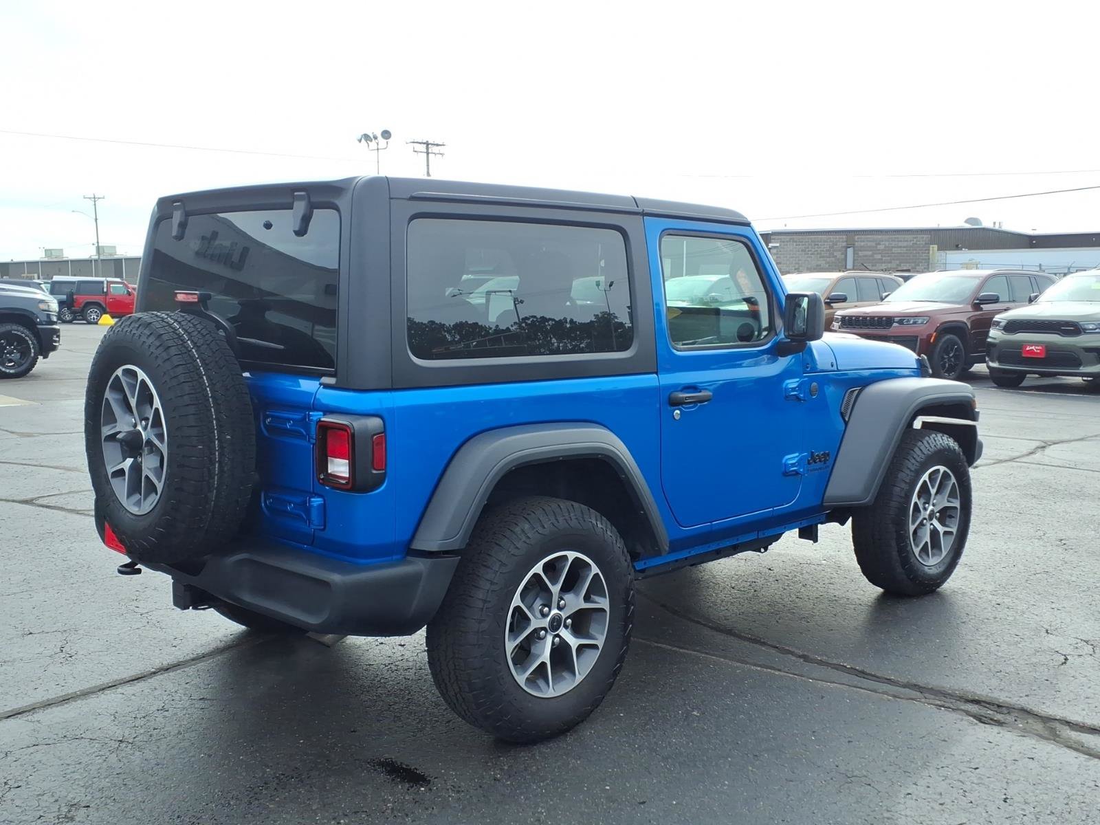 Used 2025 Jeep Wrangler Sport AWD/4WD image 4