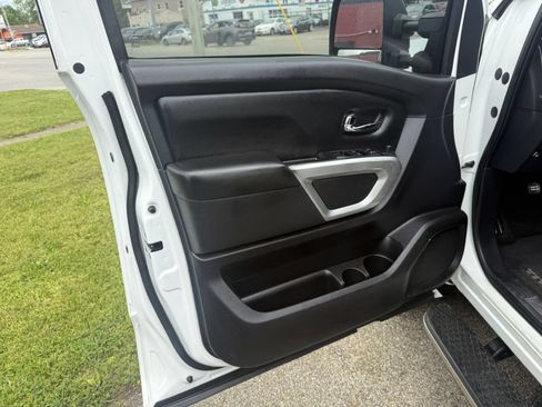 Used 2019 Nissan Titan SV w/ SV Convenience Package AWD/4WD image 7