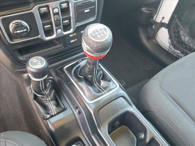 Used 2018 Jeep Wrangler Unlimited Sahara AWD/4WD image 12