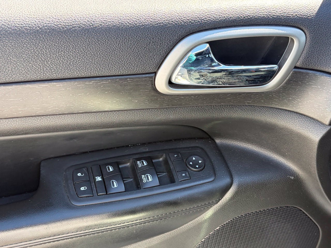 Used 2017 Jeep Grand Cherokee Altitude RWD image 6