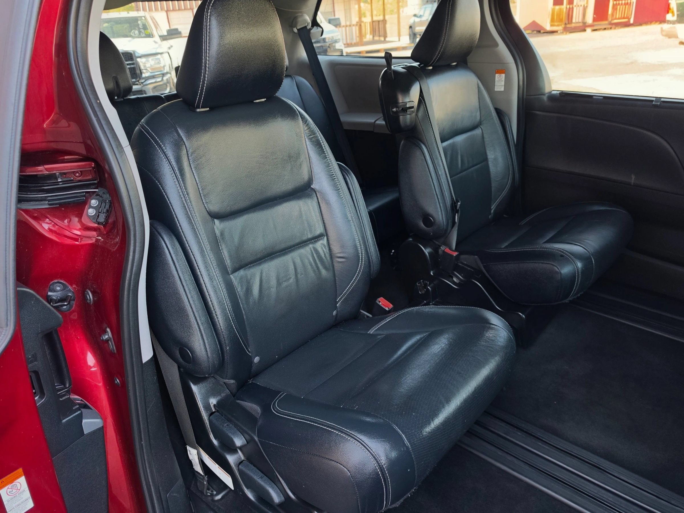 Used 2018 Toyota Sienna SE FWD image 16