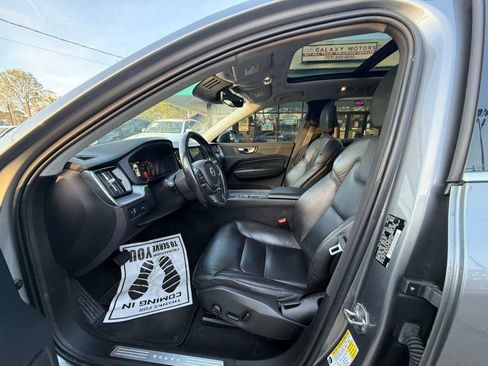 Used 2018 Volvo XC60 T5 Momentum w/ Vision Package image 9