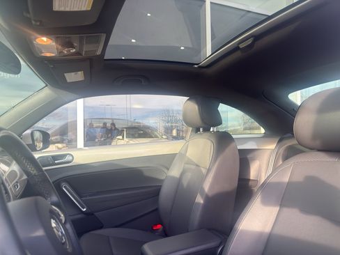 Used 2013 Volkswagen Beetle TDI image 8