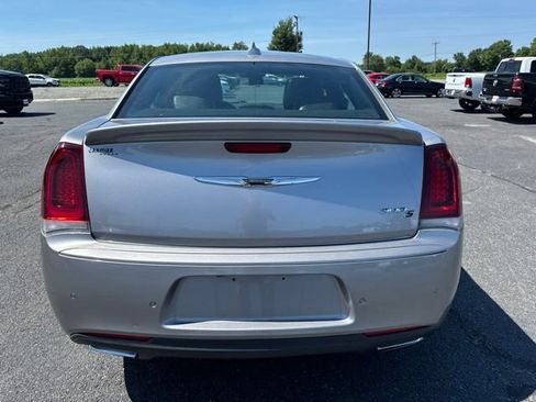 Used 2018 Chrysler 300 S w/ 300S Premium Group RWD image 7