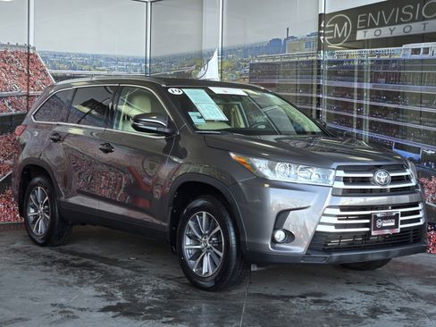 Certified 2019 Toyota Highlander XLE image 1