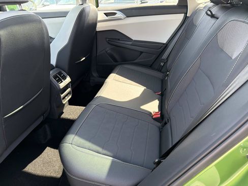 Used 2025 Volkswagen Taos SE w/ Panoramic Sunroof Package FWD image 11