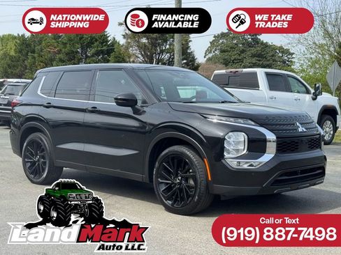 Used 2022 Mitsubishi Outlander SE image 1