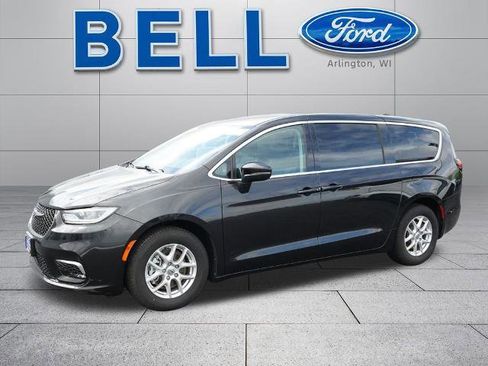 Used 2023 Chrysler Pacifica Touring-L FWD image 9