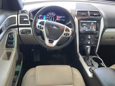 Used 2014 Ford Explorer XLT w/ Equipment Group 202A AWD/4WD image 17