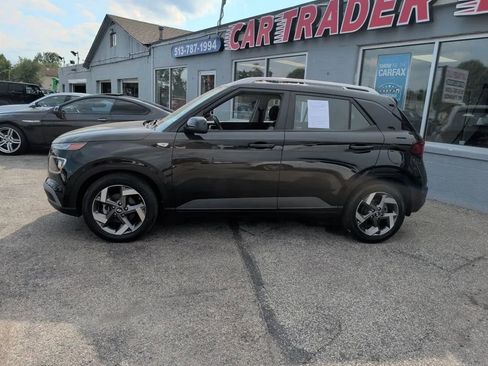 Used 2022 Hyundai Venue SEL FWD image 2
