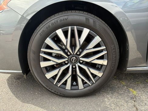 Used 2025 Nissan Altima 2.5 SV FWD image 30