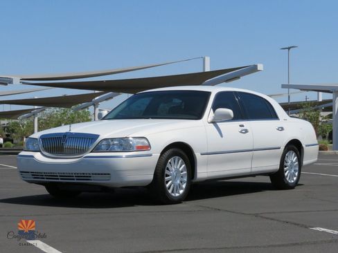 Used 2003 Lincoln Town Car Executive image 8