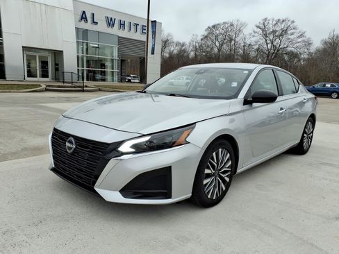 Used 2024 Nissan Altima 2.5 SV FWD image 1