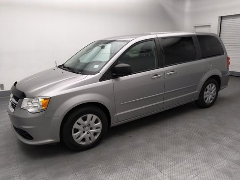 Used 2017 Dodge Grand Caravan SE FWD image 2
