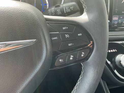 Used 2023 Chrysler Pacifica Limited w/ Uconnect Theater Family Group FWD image 16