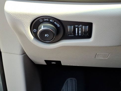 Used 2024 Chrysler Pacifica Touring-L FWD image 23