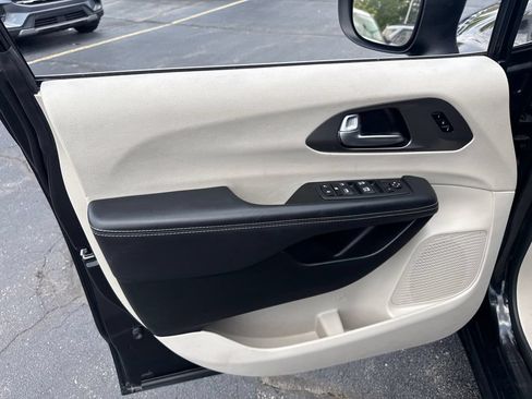 Used 2023 Chrysler Pacifica Touring-L FWD image 18
